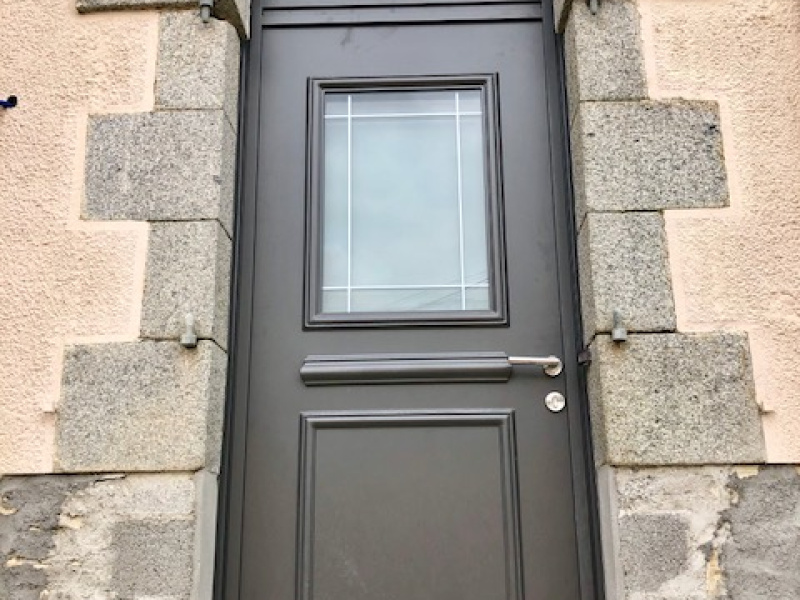 Porte plinthe, moulures et cimaises rapportées et petits bois rectangle plomb