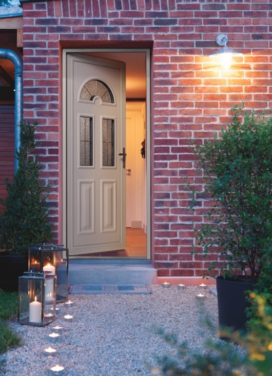 installation de porte d'entr&eacute;e