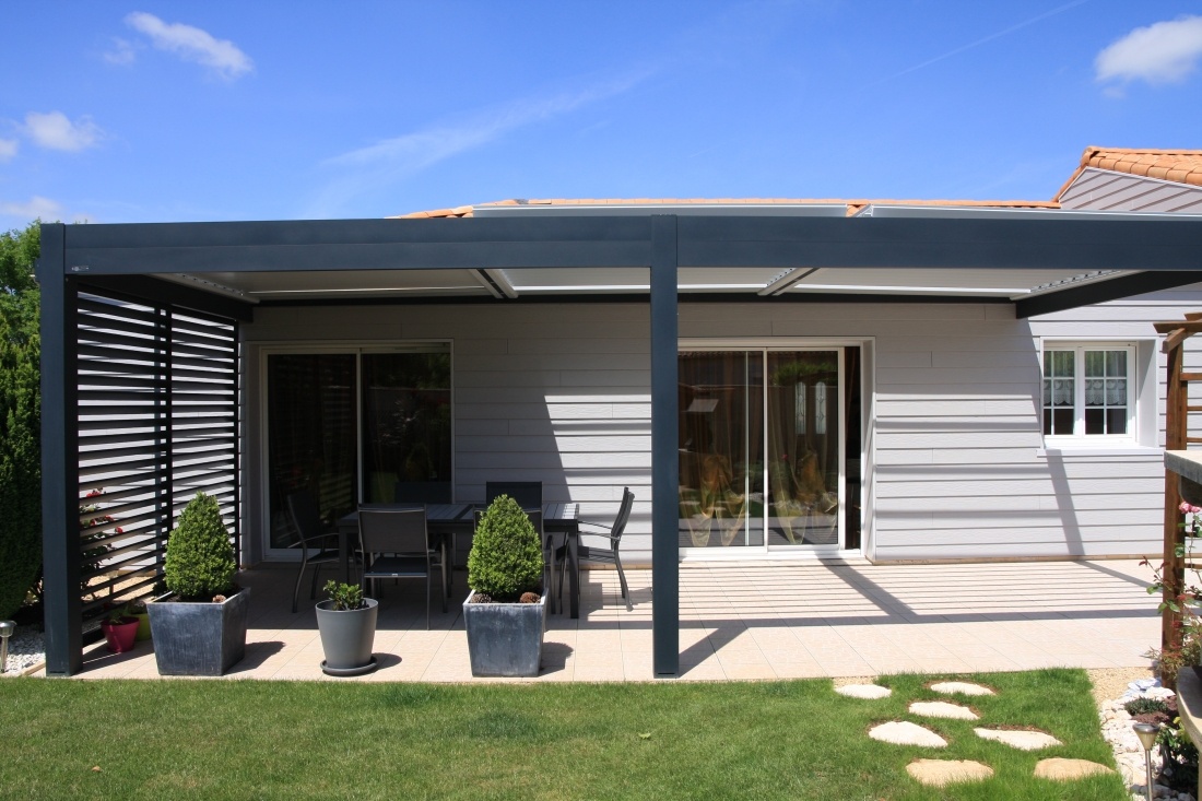 carport adoss&eacute; &agrave; la maison