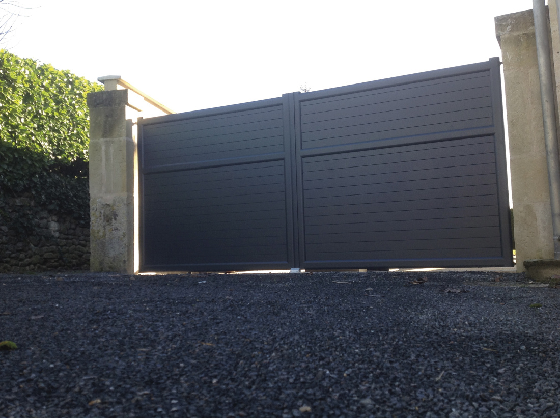 Portail &agrave; battant en alu