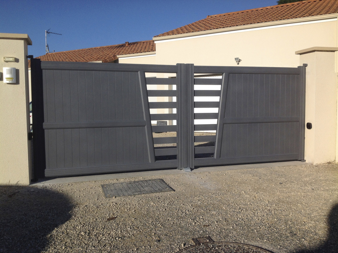 Portail &agrave; battant en PVC