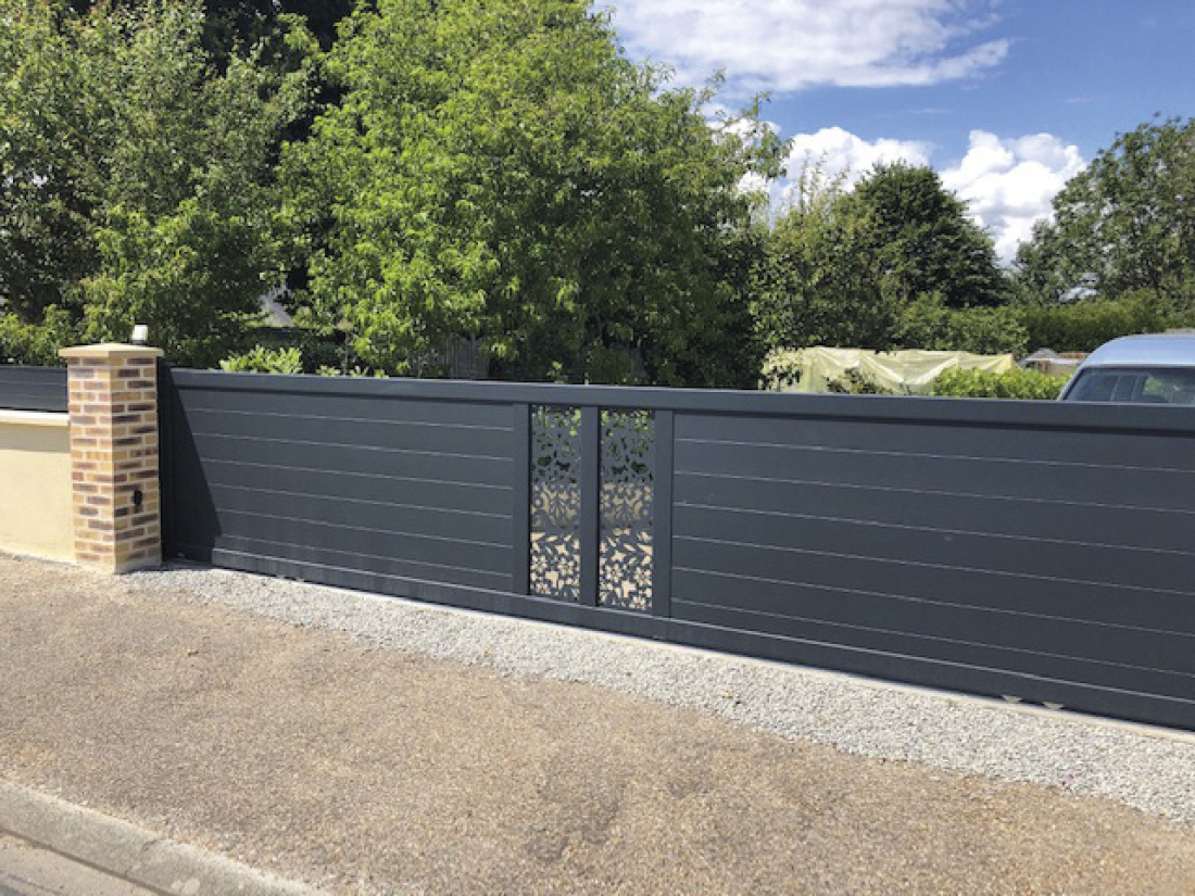 Portail coulissant alu motoris&eacute; avec motifs