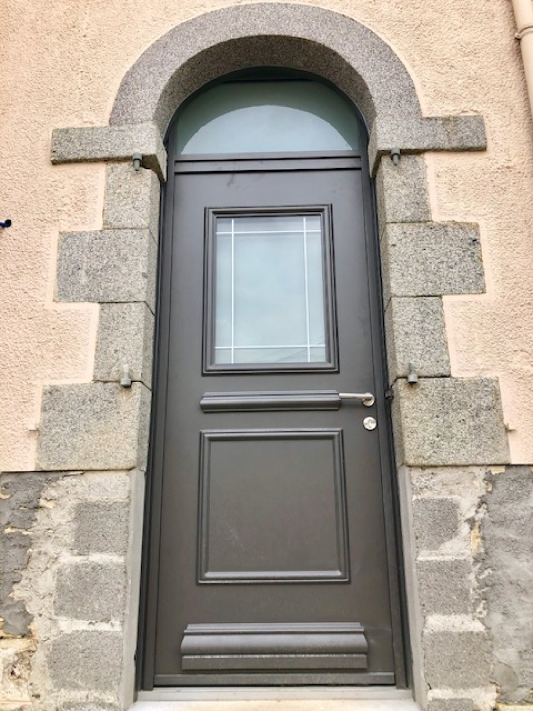 Porte d'entrée semi-vitrée