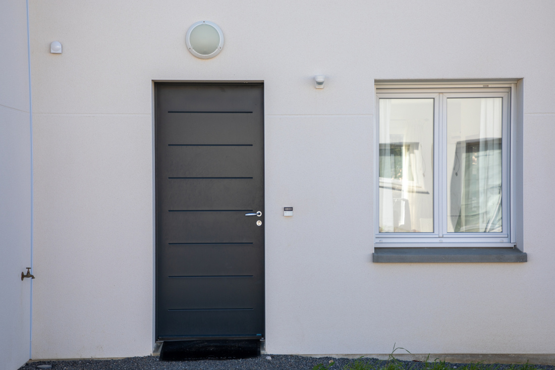 Installation d&rsquo;un seuil de porte d&rsquo;entr&eacute;e pour une &eacute;tanch&eacute;it&eacute; optimale