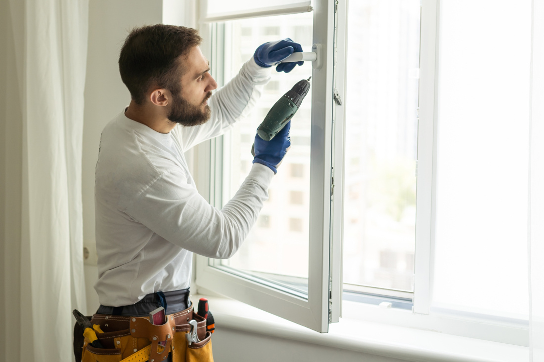Un technicien pose une fen&ecirc;tre